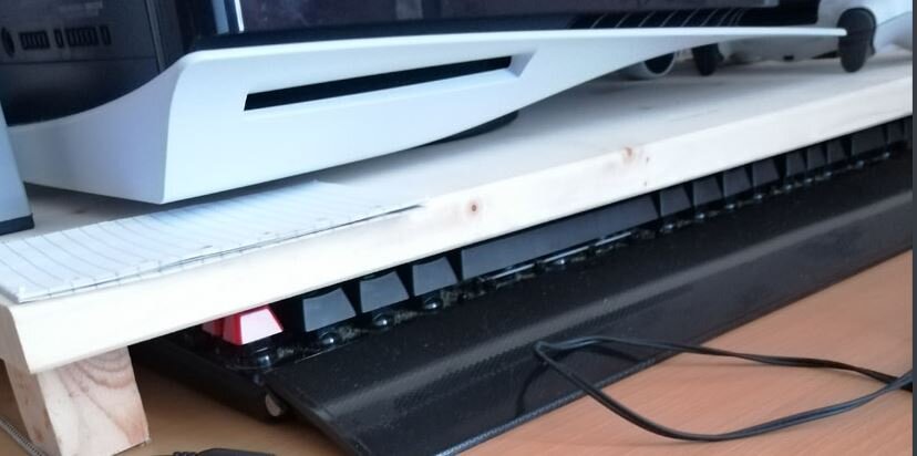 Самодельная полка под монитор с отсеком для PS5